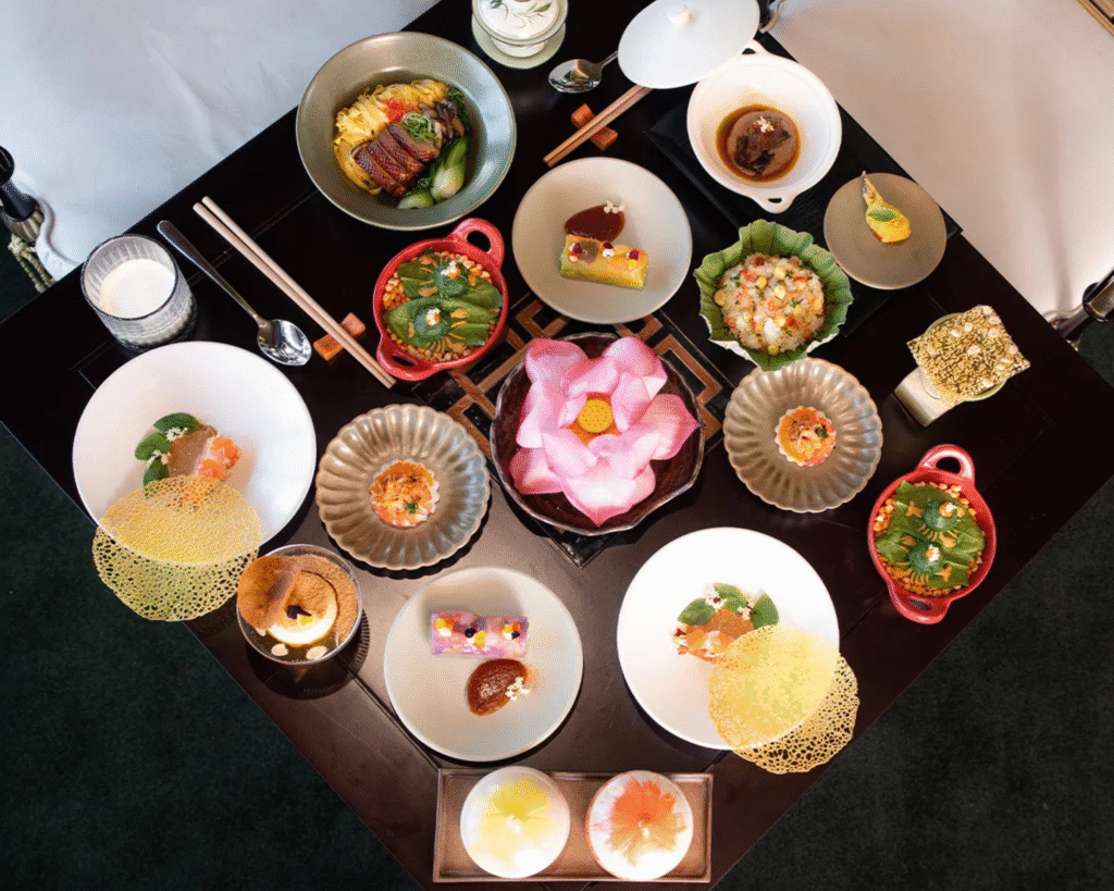 Bàn tiệc Nhật Yến thịnh soạn và sang trọng trên Ngự Thuyền Huế Heritage