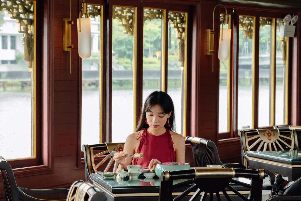 Du khách thưởng thức Nhật Yến trên Ngự Thuyền Hueritage giữa khung cảnh sông Hương thơ mộng.