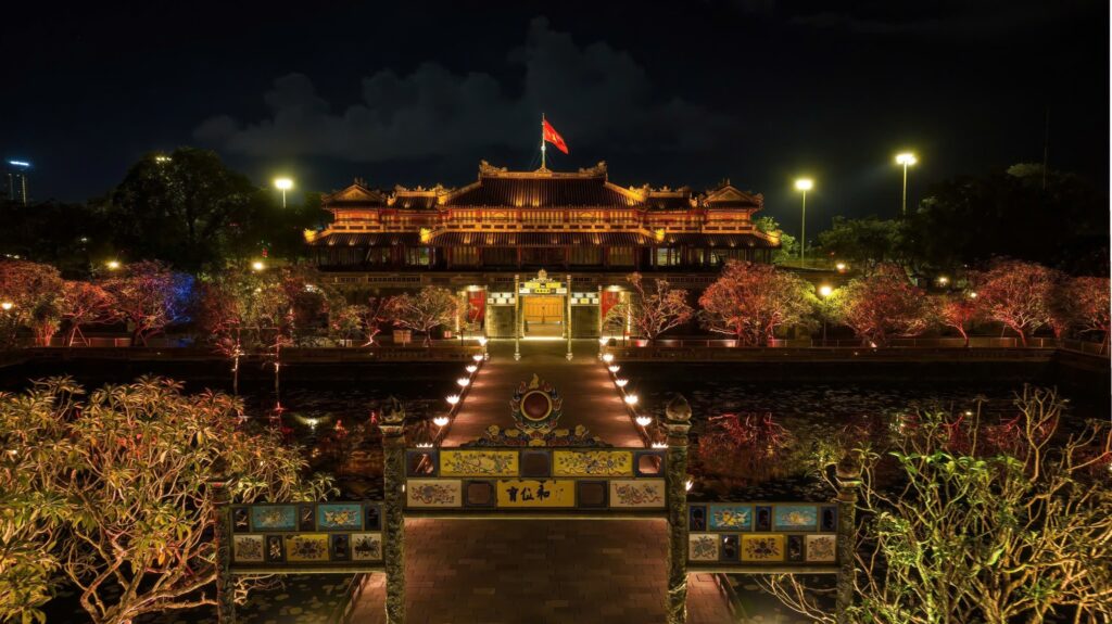 Đại Nội Huế về đêm rực rỡ ánh đèn, uy nghi và tráng lệ bên dòng sông Hương