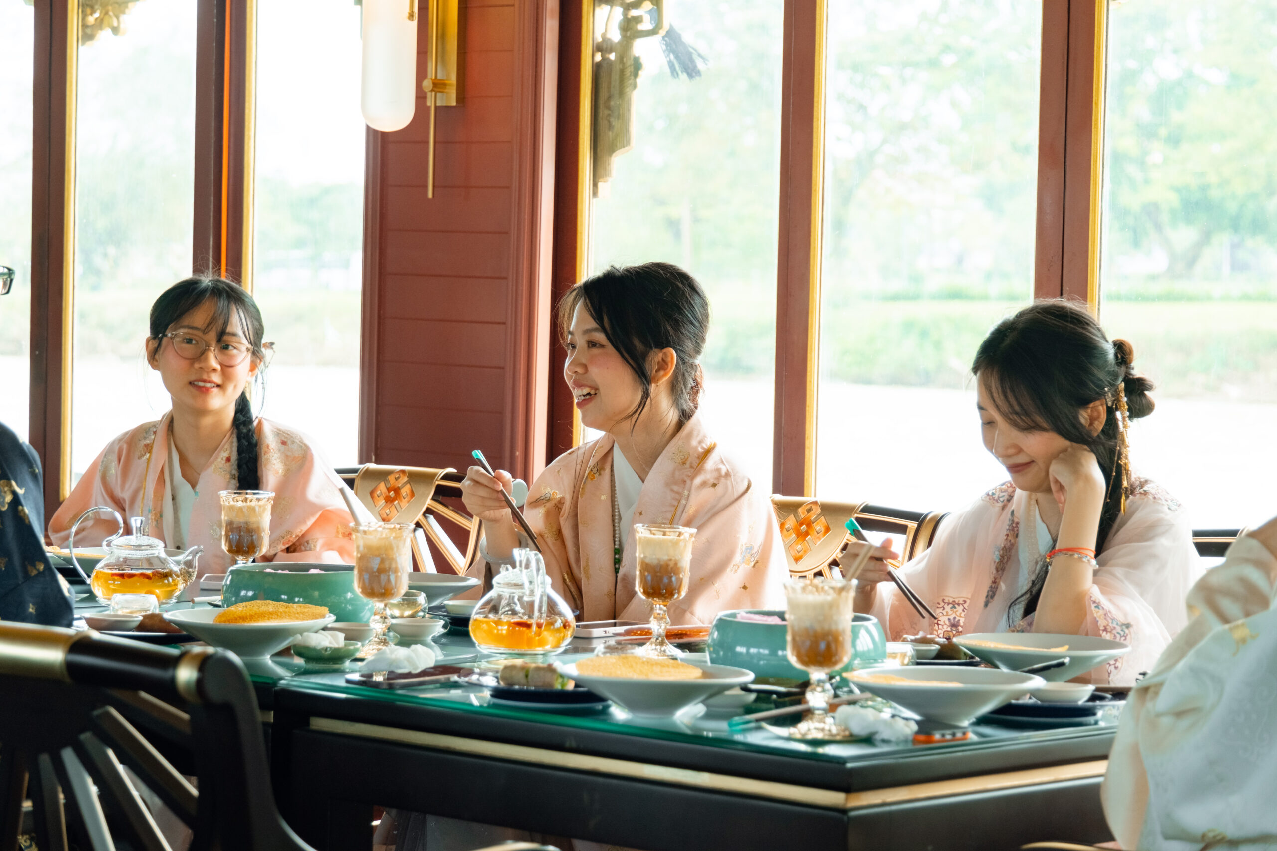 Khách thưởng thức tiệc Nhật Yến sang trọng trên Ngự Thuyền sông Hương