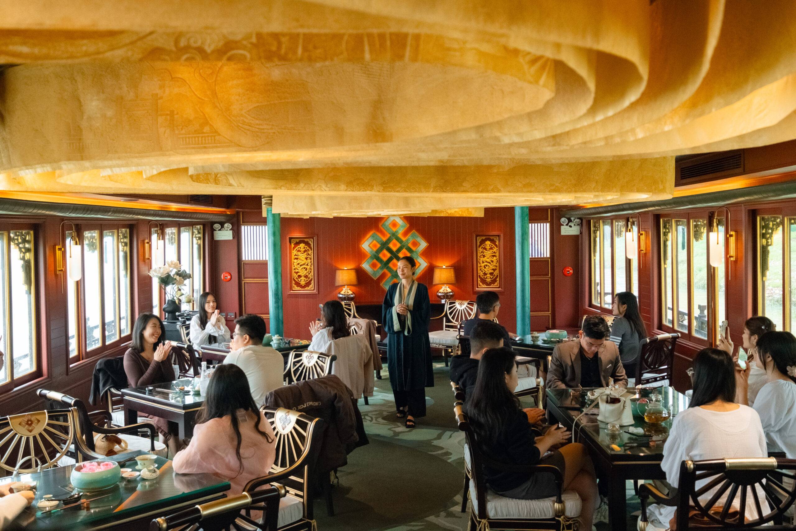 Không gian thưởng thức ẩm thực sang trọng trên Ngự Thuyền sông Hương