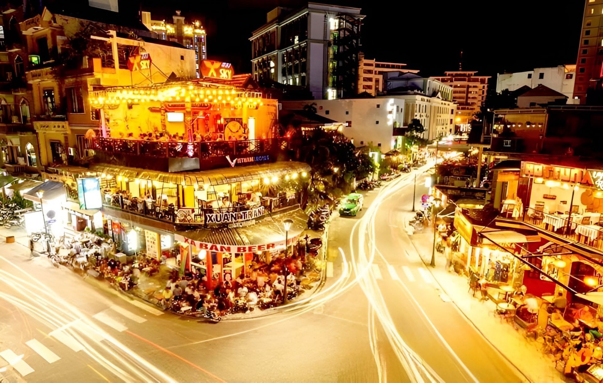 Phố Tây Huế về đêm rực rỡ ánh đèn, nhộn nhịp du khách trong không gian sôi động