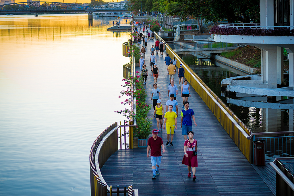 Du khách tản bộ trên cầu gỗ Lim bên sông Hương, tận hưởng không gian yên bình của Huế