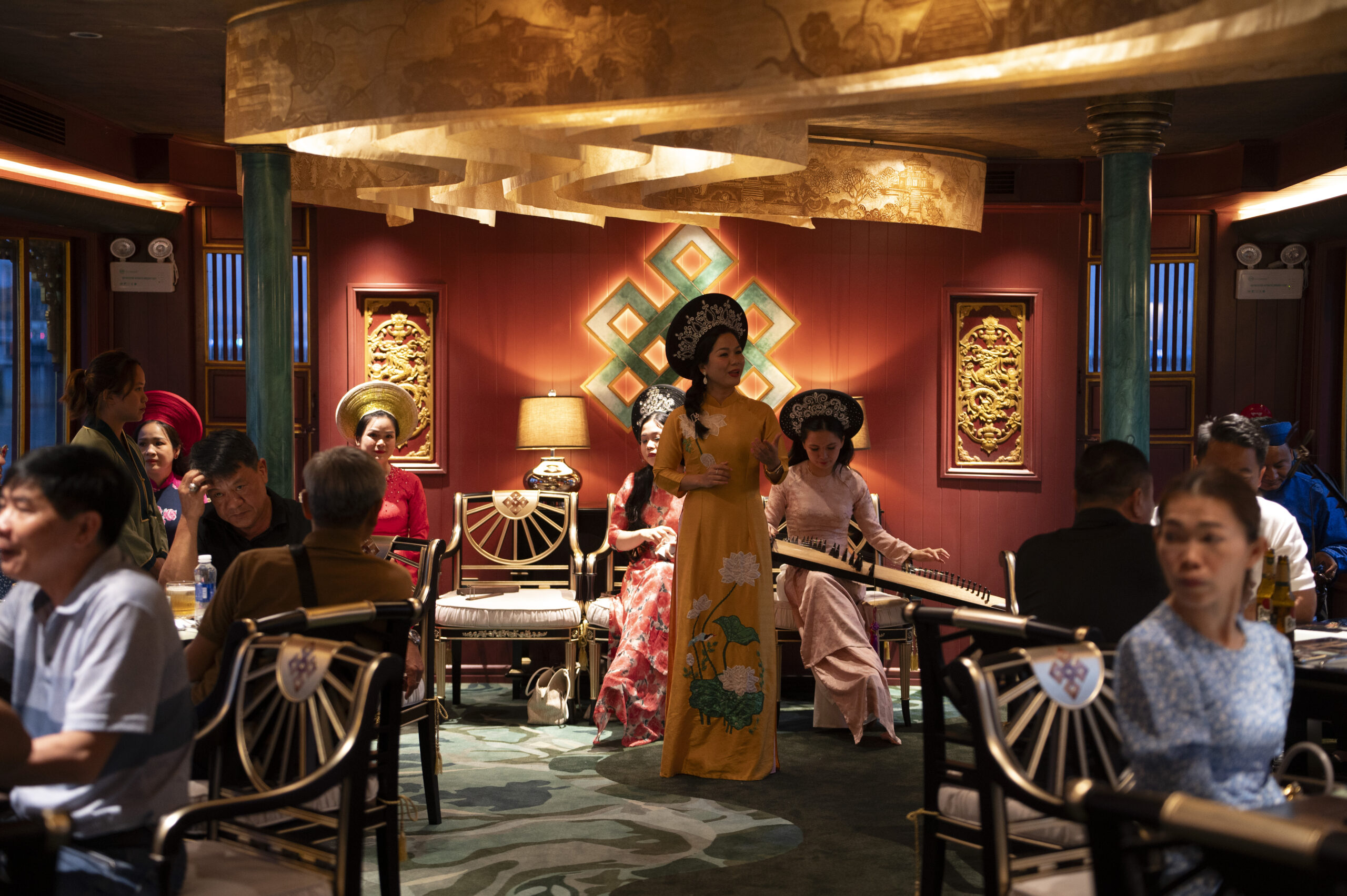 Du khách thưởng thức ẩm thực và nghe ca Huế trên sông Hương trong không gian thuyền sang trọng