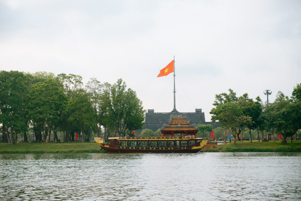 Thuyền rồng Huế lướt nhẹ trên sông Hương trong tiết xuân sớm - Ngự Thuyền Hueritage