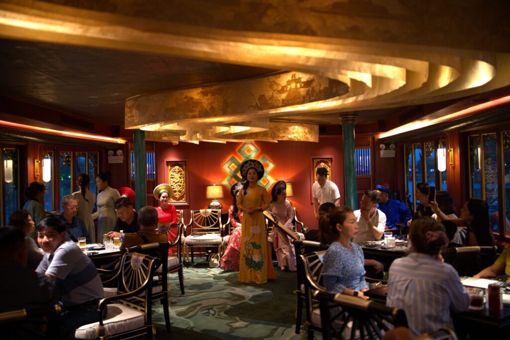 Không gian biểu diễn Ca Huế truyền thống sang trọng trên Ngự Thuyền Hueritage