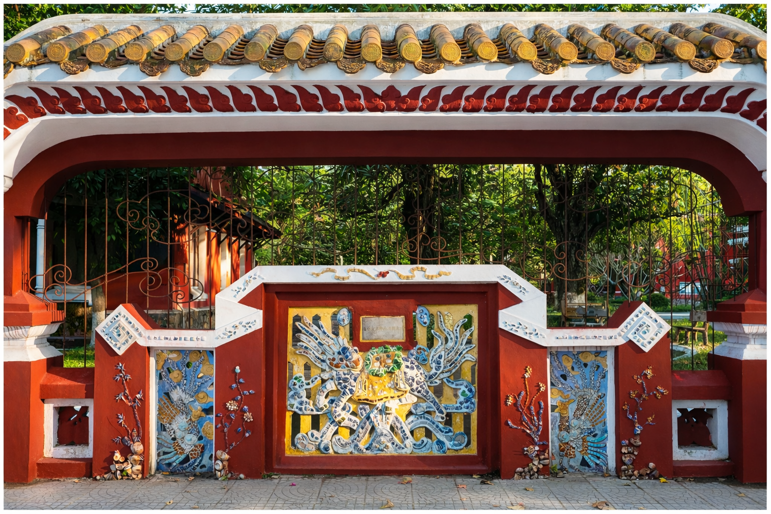 Long Mã sừng sững trước cổng trường Quốc Học Huế biểu tượng linh vật và truyền thống hiếu học