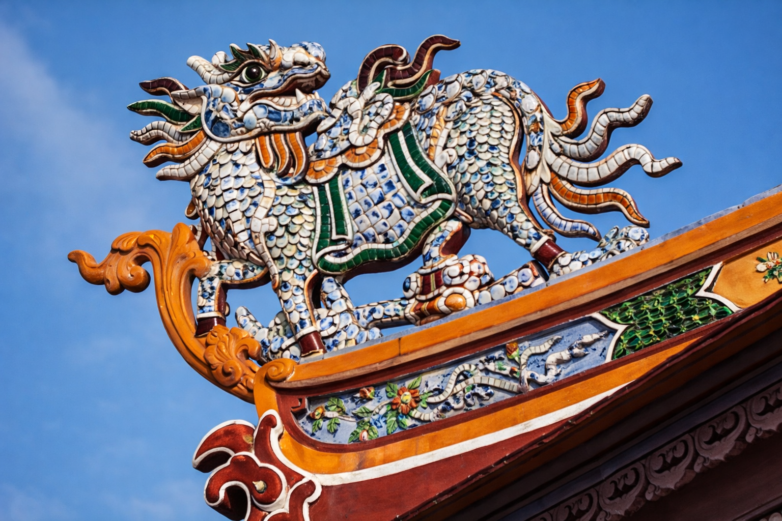 Long Mã uy nghiêm trên mái nhà Đại Nội Huế biểu tượng linh thú hoàng cung triều Nguyễn