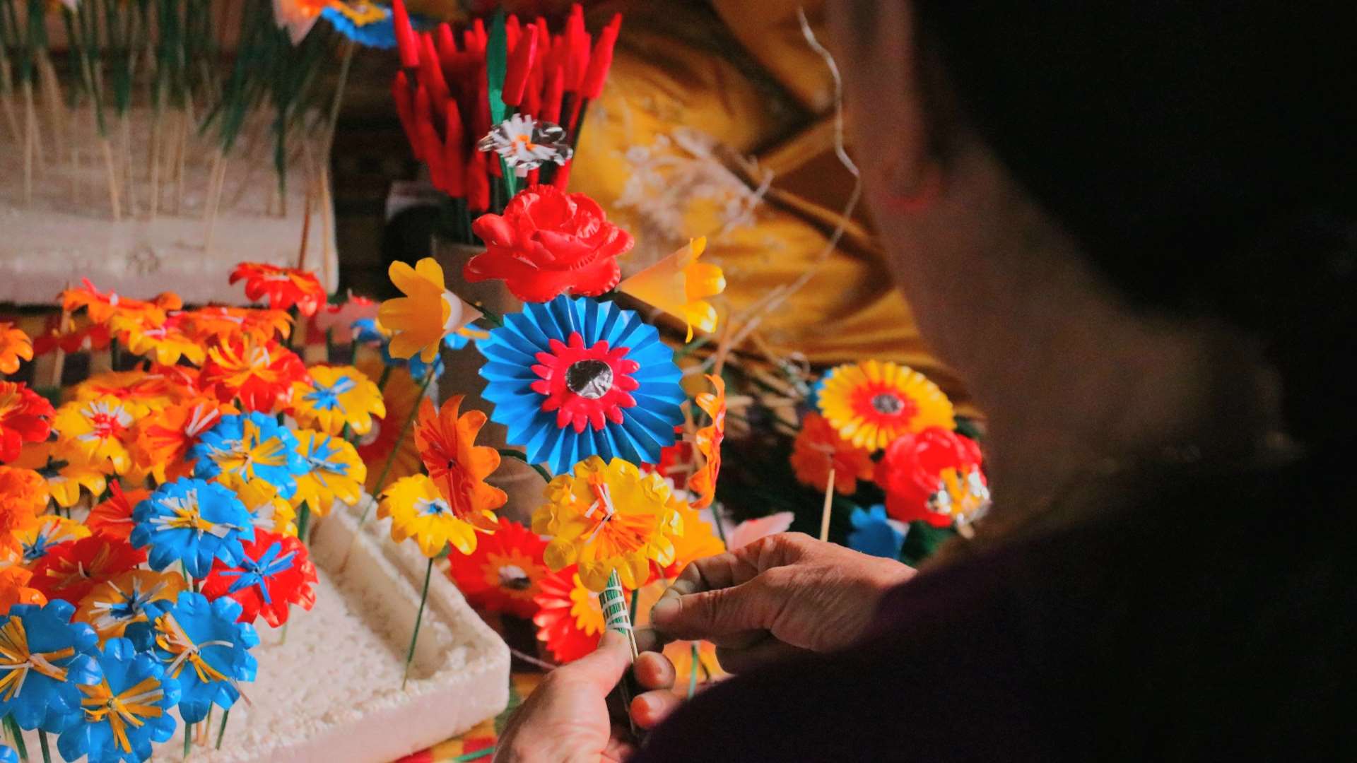 Nghệ nhân Huế tỉ mỉ làm hoa giấy Thanh Tiên thủ công