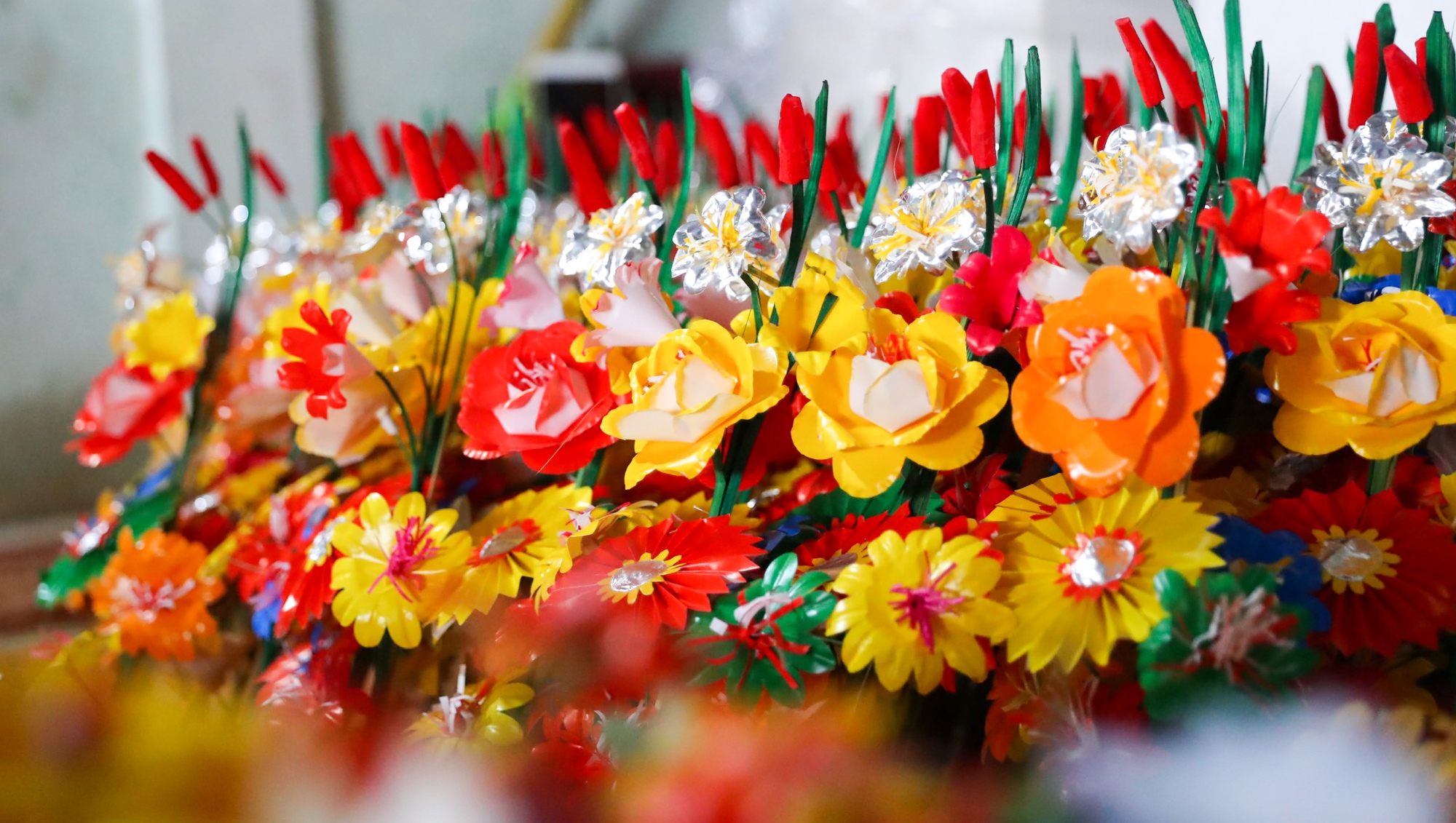 Sắc hoa giấy Thanh Tiên rực rỡ nhưng đầy thành kính, tinh hoa thủ công truyền thống Huế