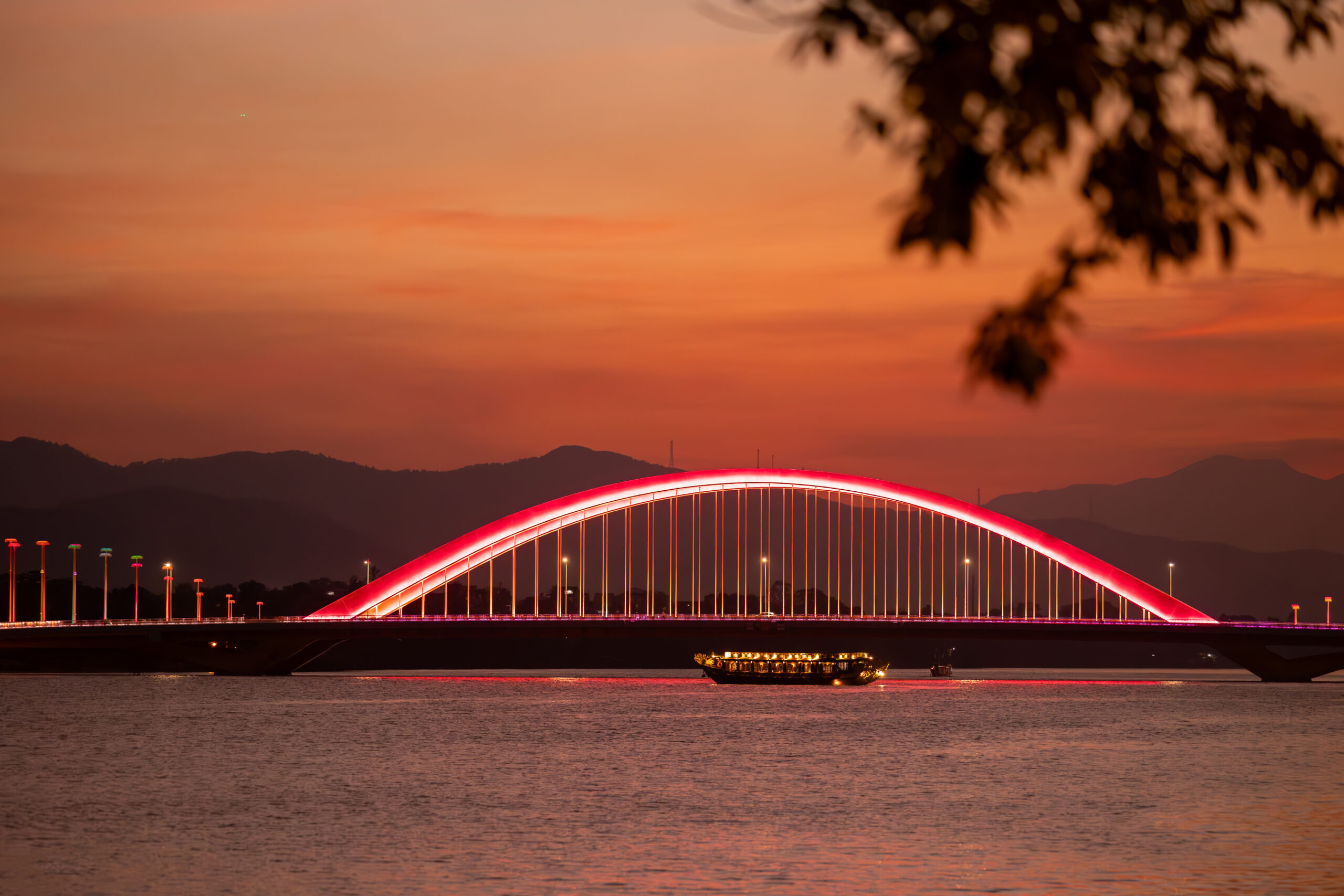 Thưởng lãm Ca Huế trên Ngự Thuyền trôi giữa dòng sông Hương