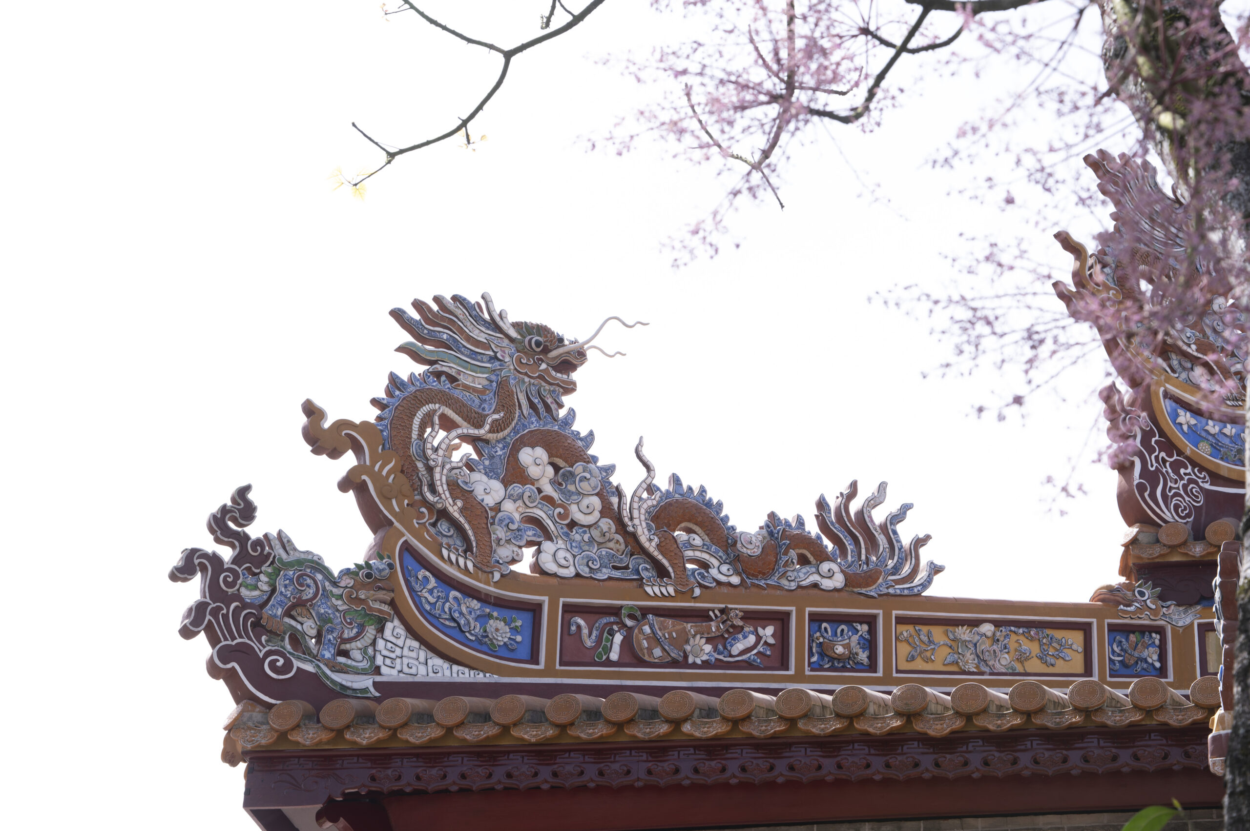 Thưởng lãm danh lam thắng cảnh khi đến du lịch Huế với vẻ đẹp cổ kính và thiên nhiên thơ mộng