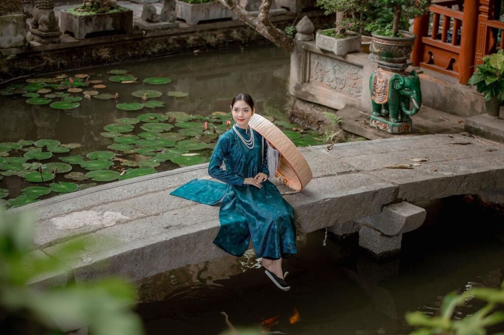 Thưởng lãm phong vị Tết Huế với cô gái áo dài dịu dàng ngày xuân