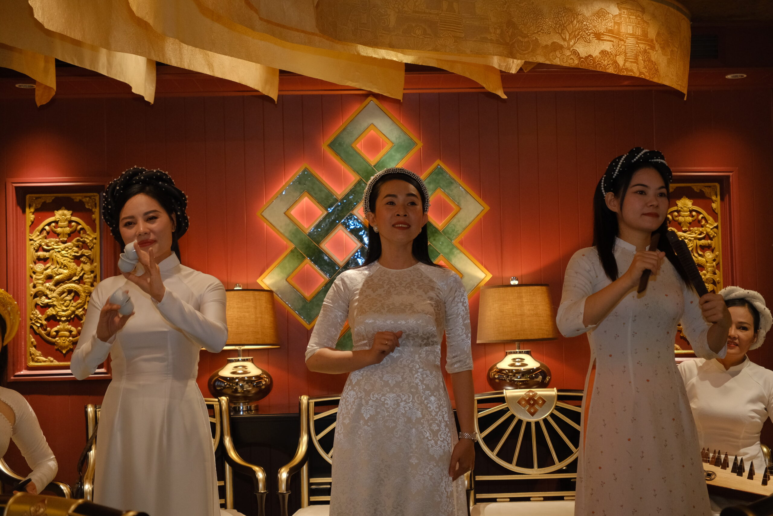 Thưởng thức Ca Huế trên sông Hương cùng Ngự Thuyền Hueritage