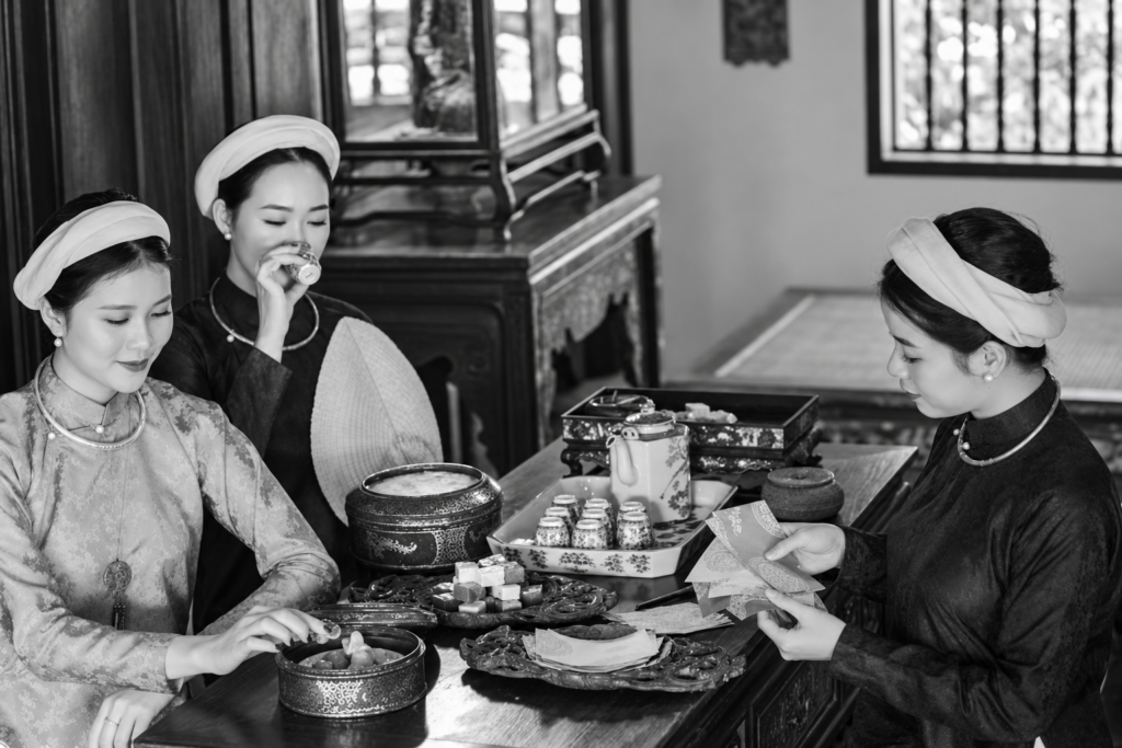 Ba người phụ nữ trong trang phục truyền thống thưởng trà theo phong cách Huế xưa.