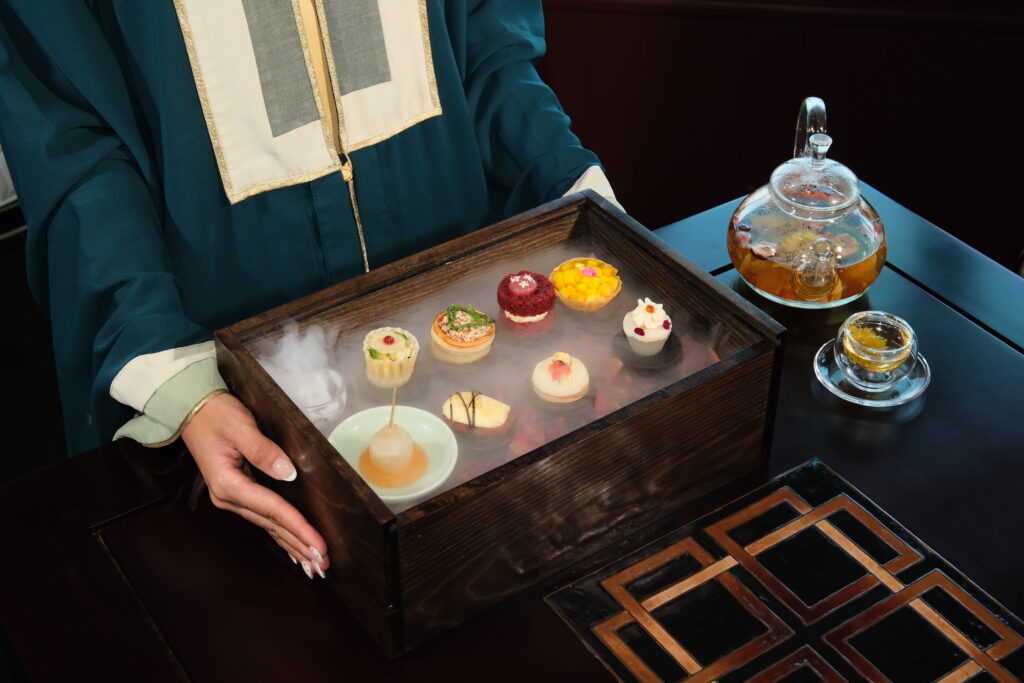 Khay bánh ngọt tinh tế phục vụ trong trải nghiệm Vãn Trà trên Ngự Thuyền Hueritage.