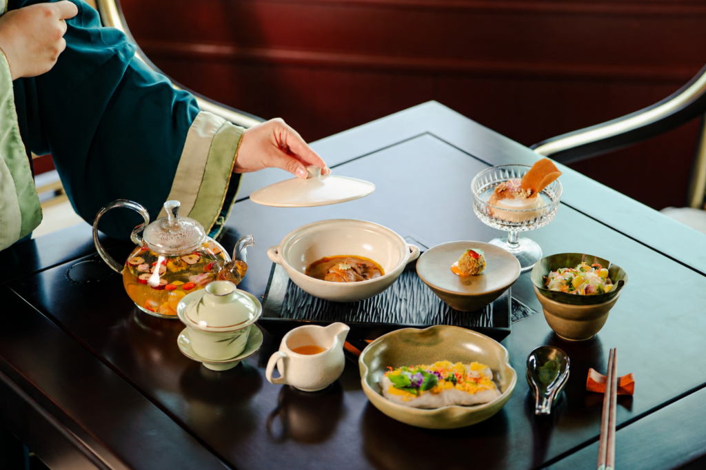Bữa sáng Sương Thiện trên Ngự Thuyền Hueritage với bánh ướt, xôi sen chim bồ, pudding đậu hũ và trà hoa.