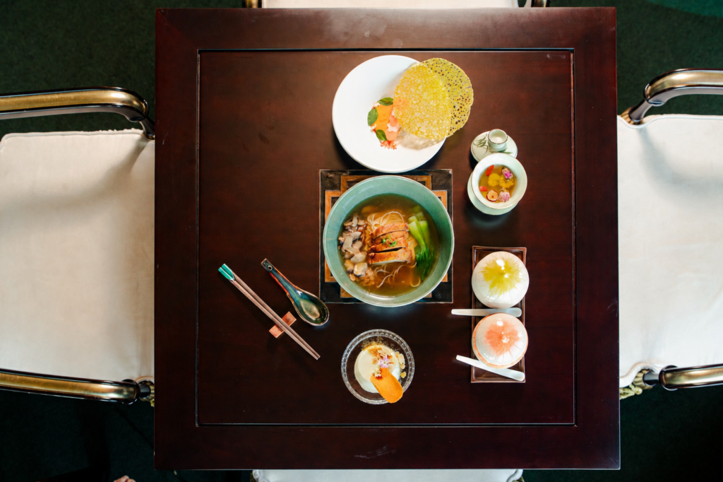 Bánh khoái, mì vịt tiềm và pudding đậu hũ trong thực đơn Sương Thiện trên Ngự Thuyền Hueritage, chụp từ trên xuống.